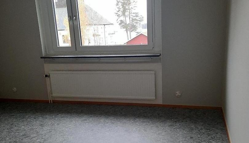 Ljust allrum med nyrenoverade ytskikt och fin utsikt över omgivningarna