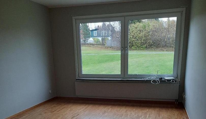 Generösa fönsterpartier med fint naturligt ljus i vardagsrummet