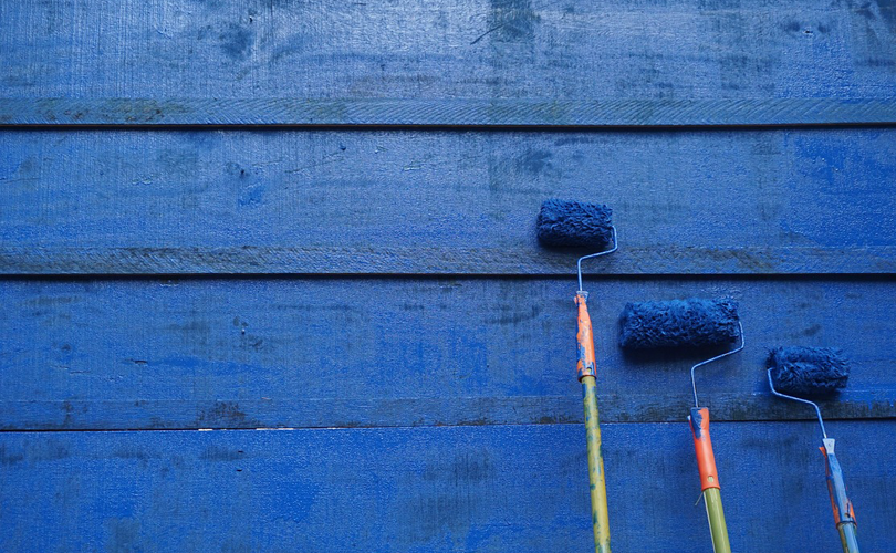 Blå färg med penslar