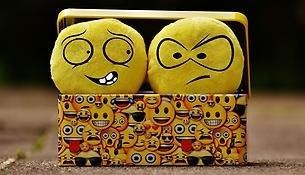 Ask med en glad och en arg smiley.