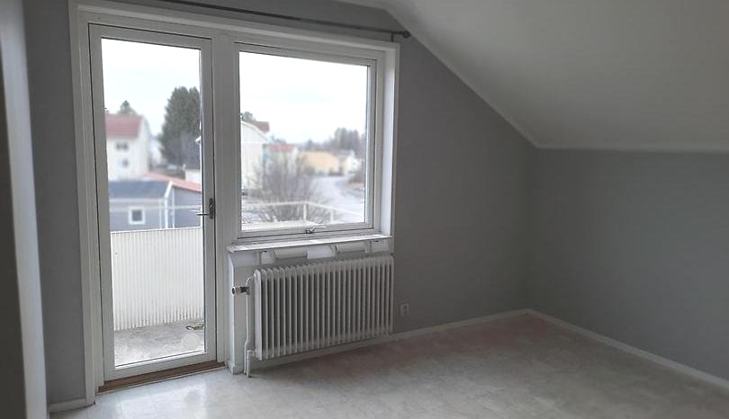 Vardagsrum med balkong, charmiga snedtak och mysig atmosfär