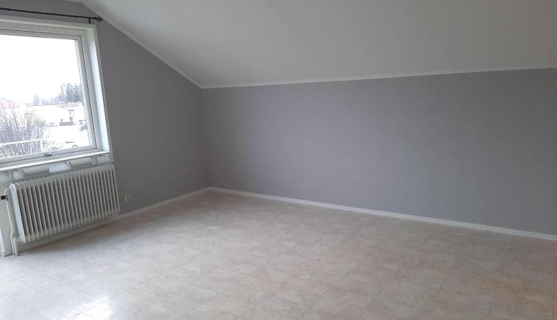 Det generösa ljusinsläppet tillsammans med det charmiga snedtaket skapar ett varmt och inbjudande vardagsrum